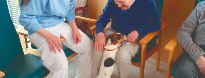 Un día de emociones gracias a Pancho en el centro de día de Alfaro