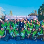 El equipo de voluntarios que participó en la recogida de prendas, junto al alcalde de Sevilla.