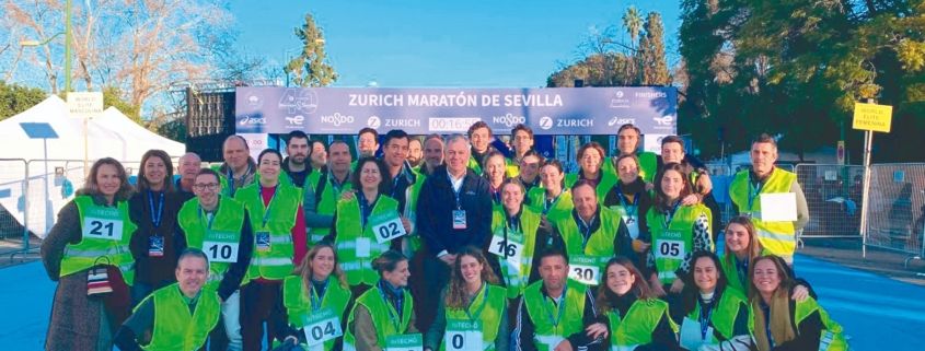 El equipo de voluntarios que participó en la recogida de prendas, junto al alcalde de Sevilla.